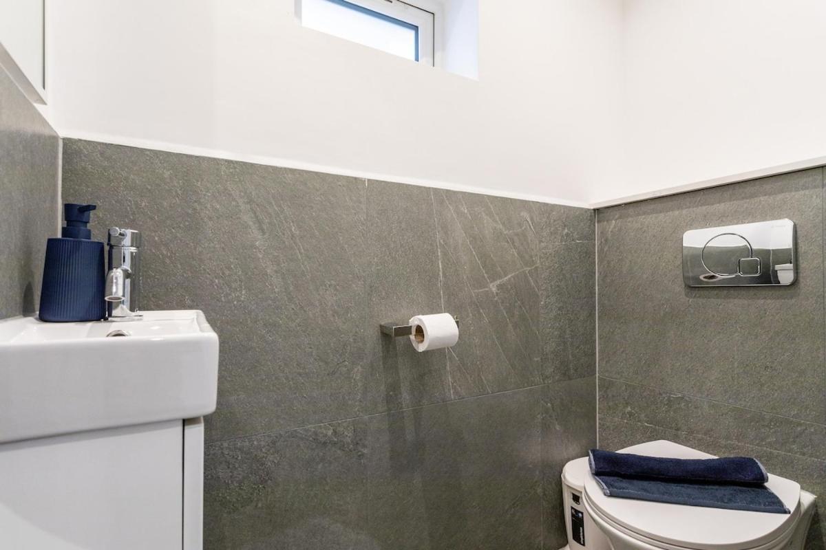 Ferienwohnung Stylish 2-Bed Flat In The Heart Of West Hampstead London Exterior foto