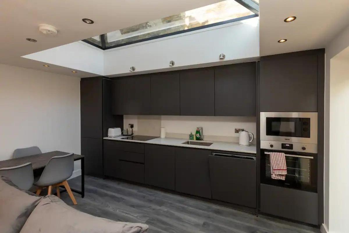 Ferienwohnung Stylish 2-Bed Flat In The Heart Of West Hampstead London Exterior foto