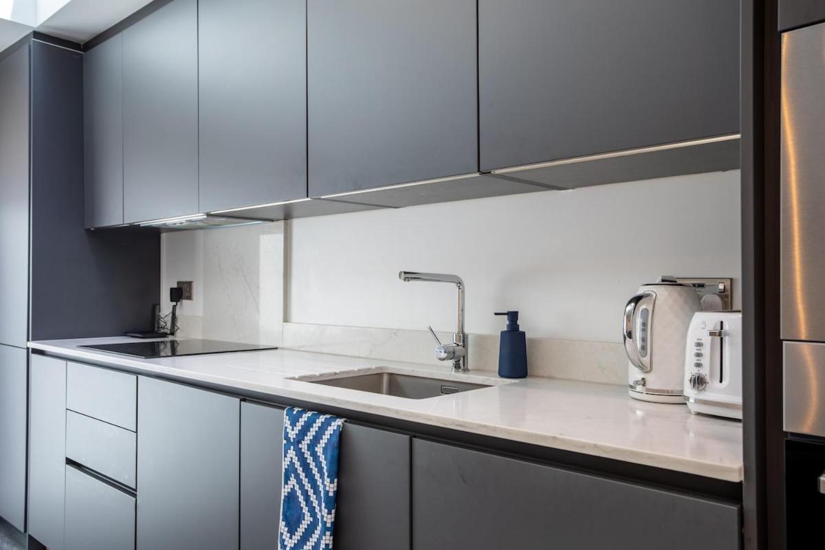 Ferienwohnung Stylish 2-Bed Flat In The Heart Of West Hampstead London Exterior foto