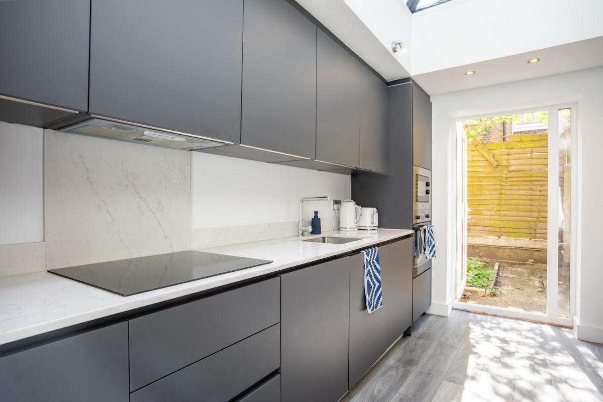 Ferienwohnung Stylish 2-Bed Flat In The Heart Of West Hampstead London Exterior foto
