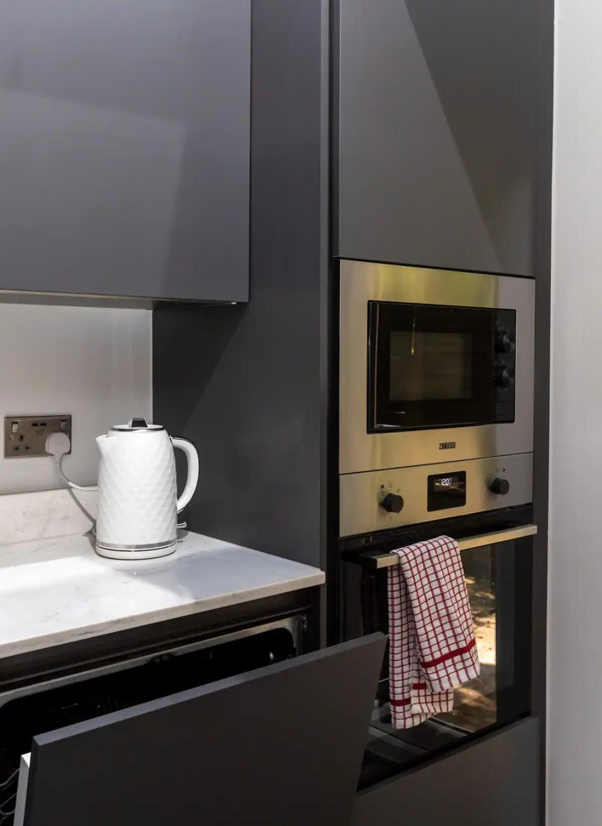 Ferienwohnung Stylish 2-Bed Flat In The Heart Of West Hampstead London Exterior foto